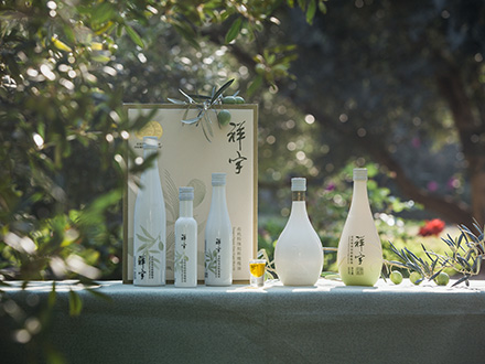 祥宇特級(jí)初榨橄欖油，純手工采摘、精選優(yōu)質(zhì)油橄欖鮮果，用意大利貝亞雷斯全自動(dòng)設(shè)備物理冷榨工藝，在鮮果采摘后8小時(shí)內(nèi)限時(shí)鮮榨而成。